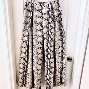 MAD FOR LOVE very wide, pleated Flowy animal print pants. Like new. Size M